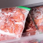 Carnes embaladas e congeladas, guardadas dentro do congelador.