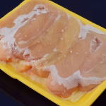 Filézinho de frango com congelado dentro de uma bandeja de isopor.